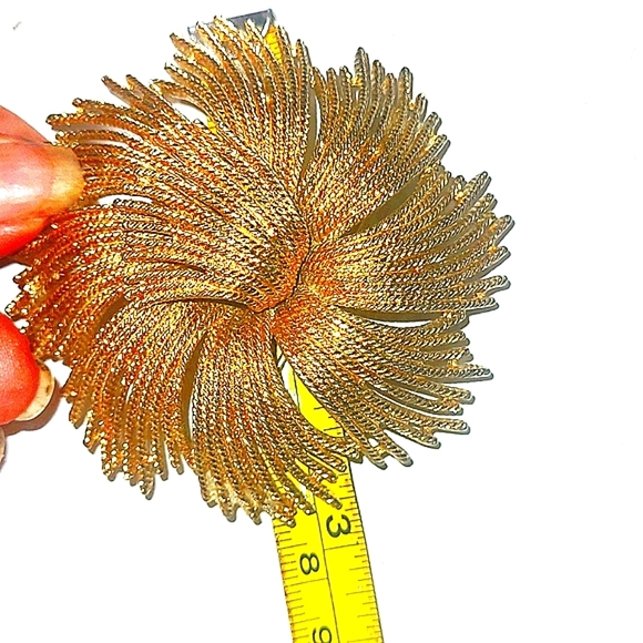 Monet Cordelia Pin Brooch 18k gold plated Vintage 60s 3" diameter Signed EUC - Picture 4 of 4